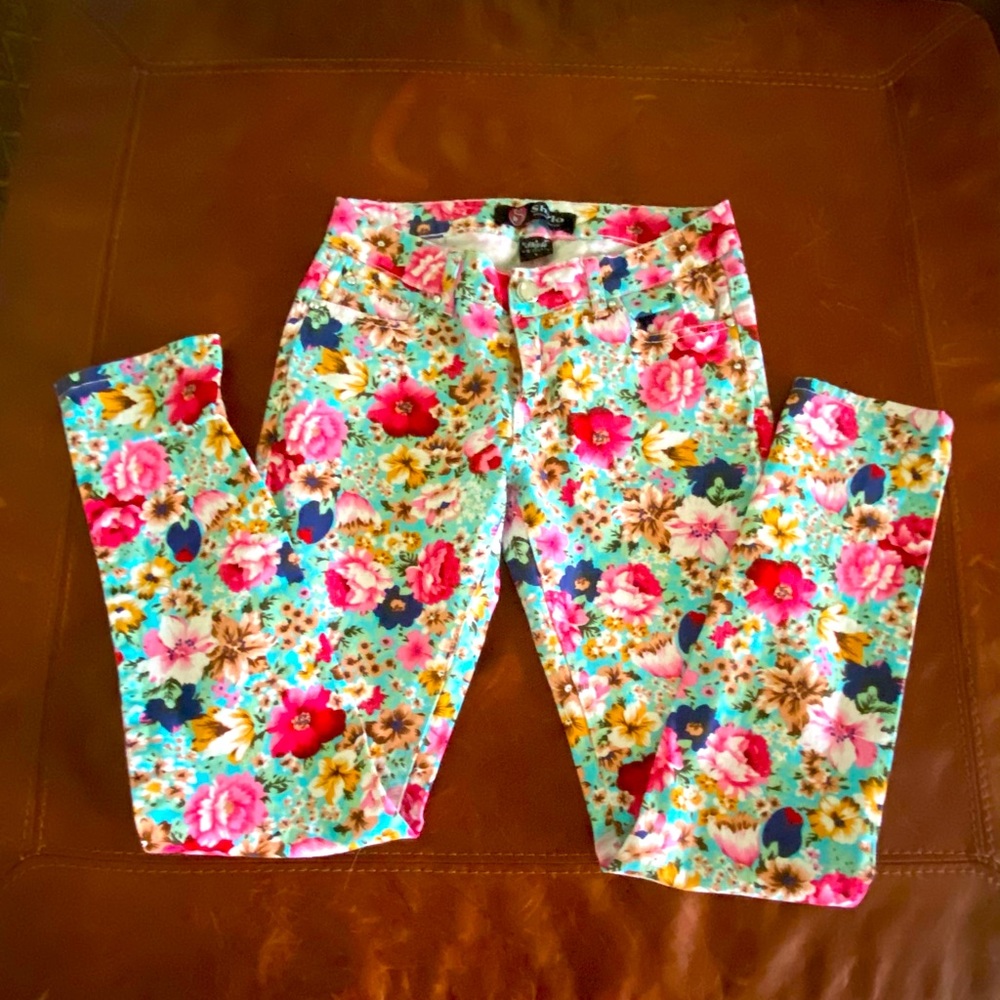 Adorable flower jeans 💐
